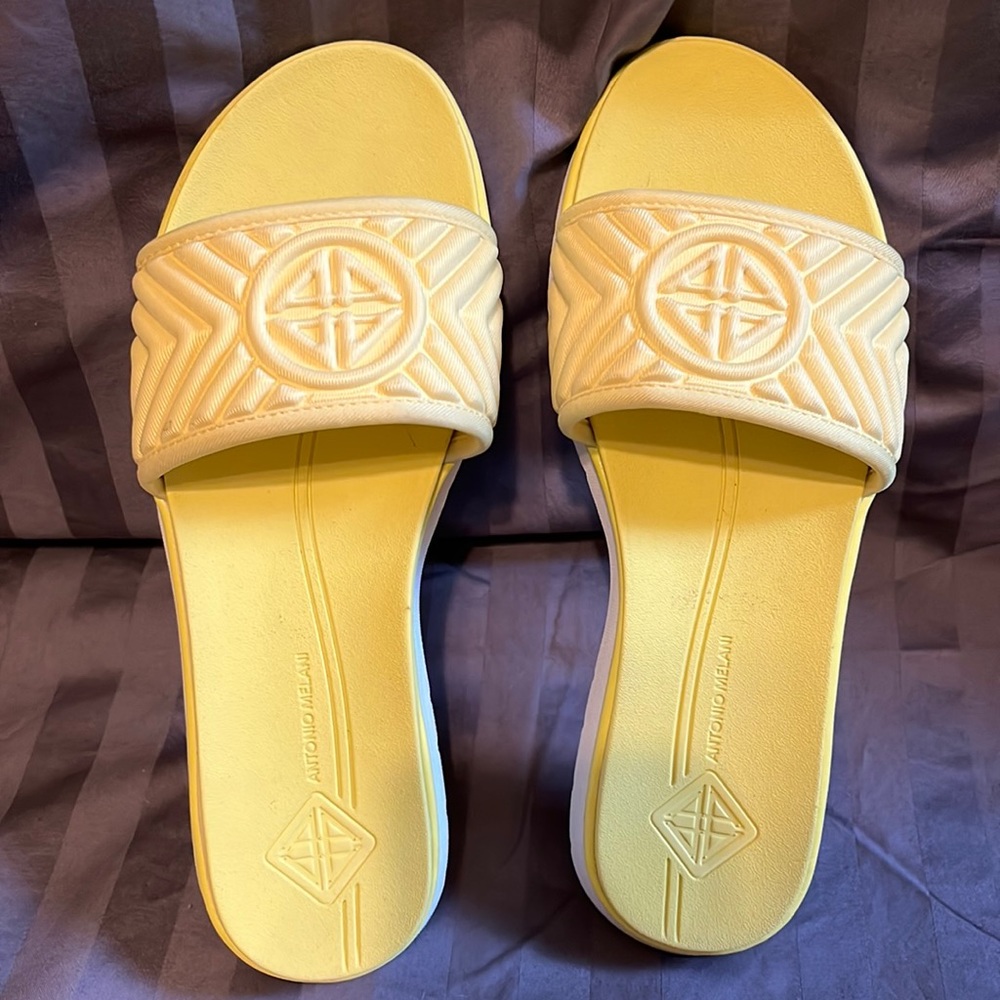 New Antonio Melani Lannaii Quilted Logo washable slides size 8